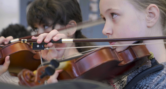 Geigenspielende Mädchen
