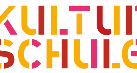 In bunter Schrift steht auf weißem Grund der Schriftzug "Kulturschule".