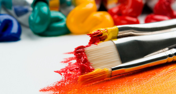 Farrbpinsel liegen auf dem Boden.